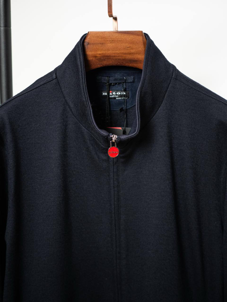 МУЖСКОЙ КОСТЮМ KITON детальное фото